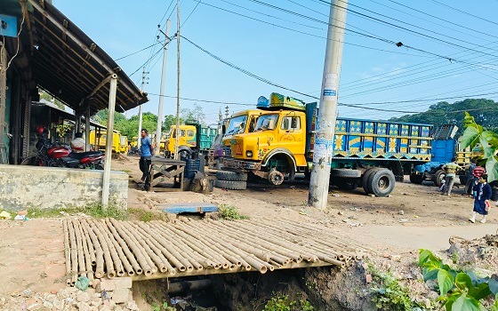 কালীগঞ্জে বাঁশের পাটাতন দিয়ে চলাচল করছে যানবাহন