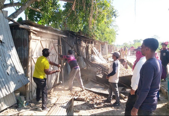 আড়ানী রেলস্টেশনে দোকান উচ্ছেদ