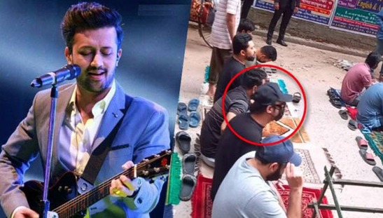 ঢাকার রাস্তায় নামাজ পড়লেন আতিফ আসলাম