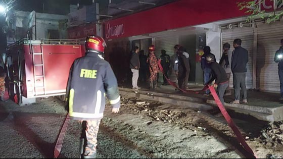 শিবগঞ্জে স্বপ্ন সুপার শপে অগ্নিকাণ্ড