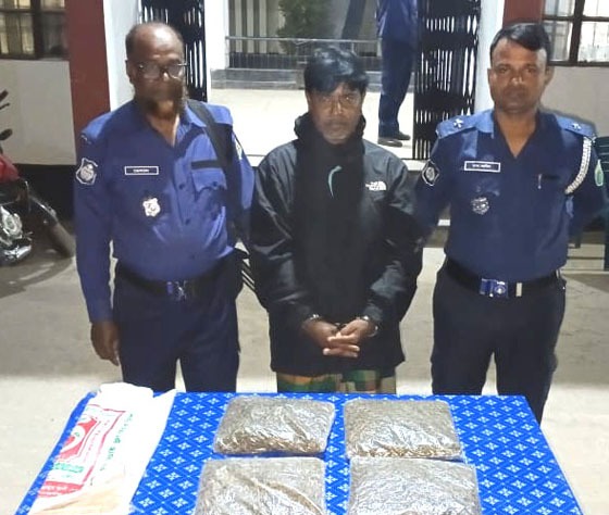চাটমোহরে ৪কেজি গাঁজাসহ মাদক ব্যবসায়ী গ্রেপ্তার