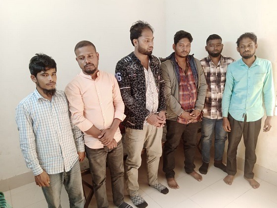 কলাপাড়ায় অস্ত্রসহ ৬ ডাকাত আটক