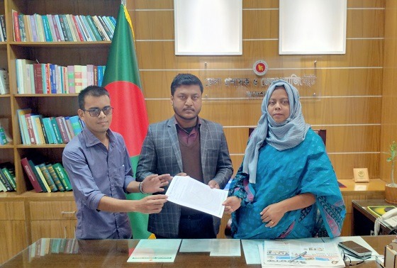 রাজশাহীতে পুকুর ভরাটের দাবিতে স্মারকলিপি