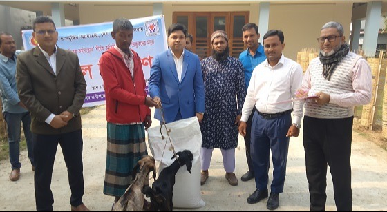 পোরশায় ভিক্ষুকদের মাঝে ছাগল বিতরণ