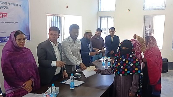 ঝালকাঠি  দরিদ্রদের মাঝে সুদ মুক্ত ঋণ বিতরণ