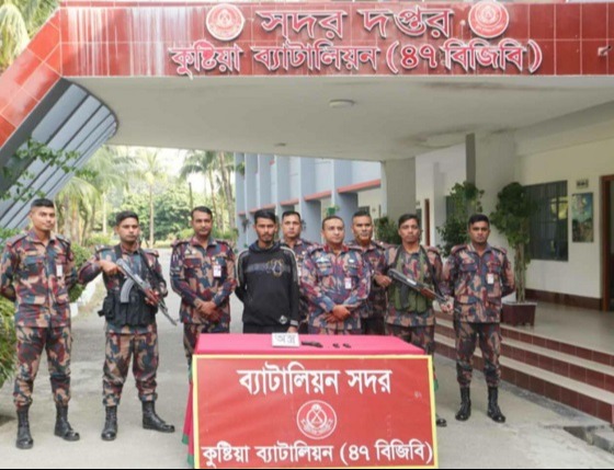 দৌলতপুর সিমান্তে বিদেশী পিস্তলহস আটক ১