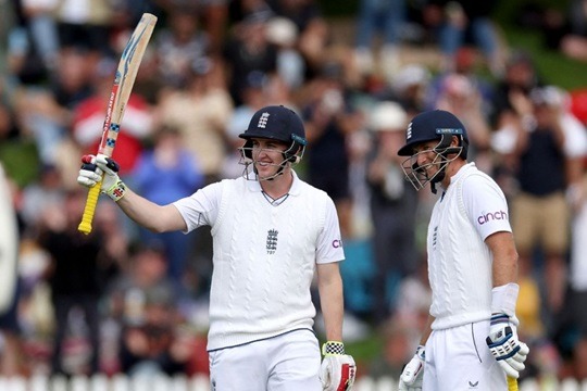 ব্রুক-ওলির ব্যাটে চড়ে চালকের আসনে ইংল্যান্ড