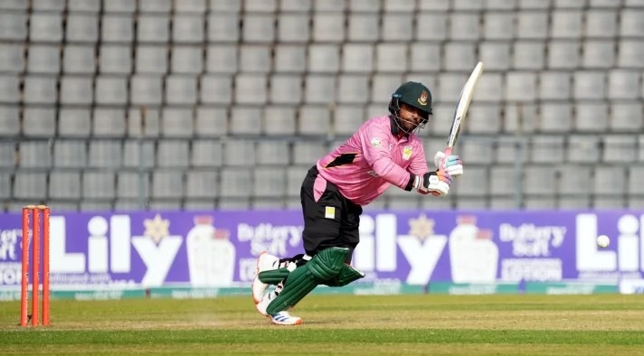 অবশেষে ফিরলেন তামিম, আউট হলেন ১৩ রানে