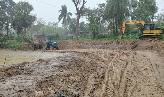 ক্ষেতলালে পুকুর খনন করে মাটি বিক্রির দায়ে জরিমানা