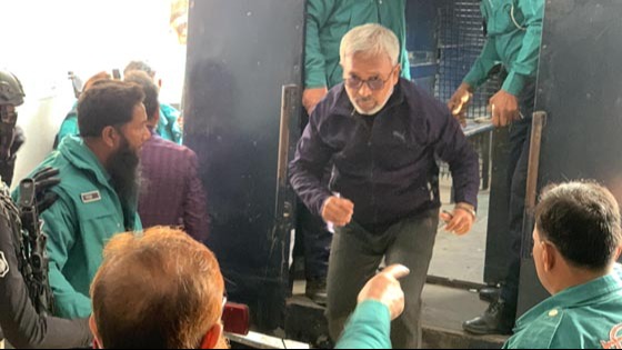 রাজশাহীতে প্রিজন ভ্যানে থাকা সাবেক এমপি আসাদকে ডিম নিক্ষেপ