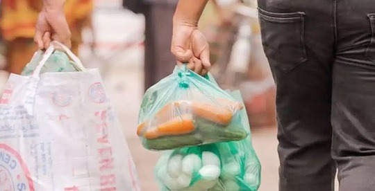 সরকার কঠোর অবস্থানে থাকলেও সর্বত্র ব্যবহার হচ্ছে পলিথিন ব্যাগ