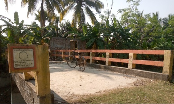 দিঘলিয়ায় ব্যক্তিগত প্রবেশদ্বারে ব্রিজ নির্মাণ