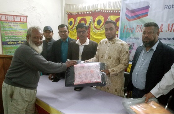 অভয়নগরে শীতার্তদের মাঝে কম্বল বিতরণ