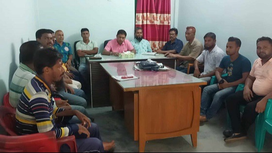 দেবহাটা ক্লাবে জরুরি সভায় নিন্দা প্রস্তাব