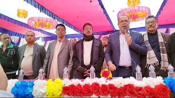 হিন্দু-মুসলমান একই ছাতার নিচে বসবাস করছেন