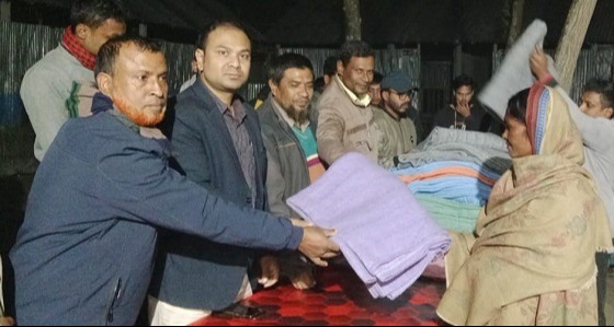 পীরগাছায় রাতে ইউএনওর কম্বল বিতরণ