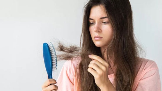 যে কারণে নারীদের অতিরিক্ত চুল পড়ে