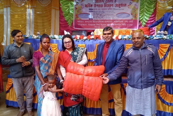 নবাবগঞ্জে শিশুদের মাঝে বড় দিনের উপহার বিতরণ