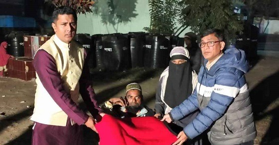 লাকসামে কম্বল পেয়ে শীতার্তদের মুখে হাসি
