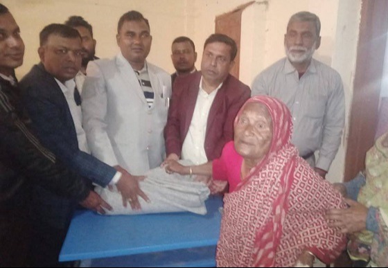 সৈয়দপুরে বয়স্কদের মাঝে কম্বল বিতরণ