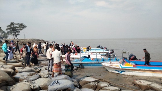 হাতিয়ায় ২টি স্পীডবোটকে জরিমানা