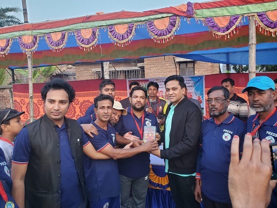 আশাশুনি থানার  বিজয় দিবস প্রীতি ক্রিকেট ম্যাচ অনুষ্ঠিত