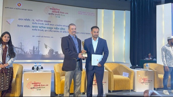 হাটহাজারীর কর্মসংস্থান মন্ত্রনালয় থেকে সন্মাননা গ্রহন