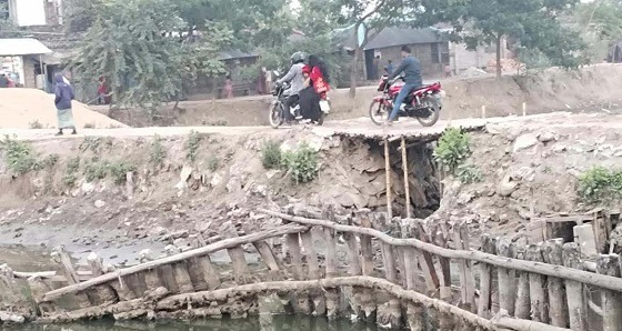 সেতু নির্মান কাজ বন্ধ হওয়ায়, দুর্ভোগে মানুষ
