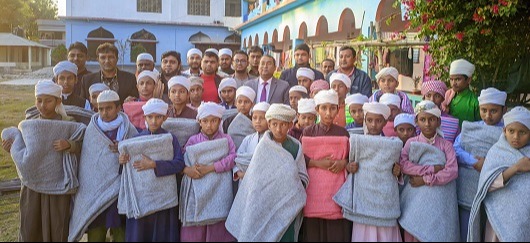 ধামইরহাটে এতিম শিশুদের মাঝে কম্বল উপহার