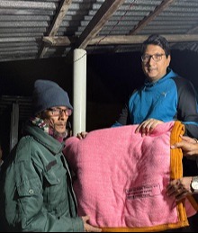 শীর্তাতদের জন্য কম্বল নিয়ে হাজির ইউএনও