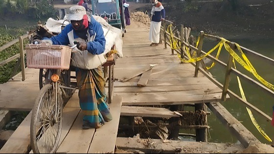 কালীগঞ্জে ভাঙা সেতুতে বাসিন্দাদের দুর্ভোগ চরমে
