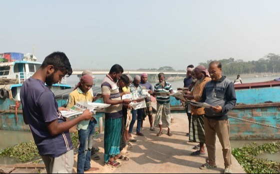 আমার দেশ পত্রিকা ফেরায় পাঠকের মুখে হাসি