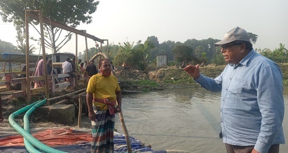 ডুমুরিয়ার স্লুইস গেটের পলি অপসারণ