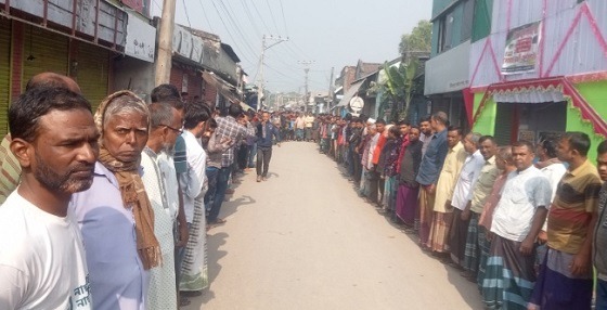 জনতা ব্যাংক উজিরপুর শাখা স্থানান্তর বন্দের দাবিতে মানববন্ধন