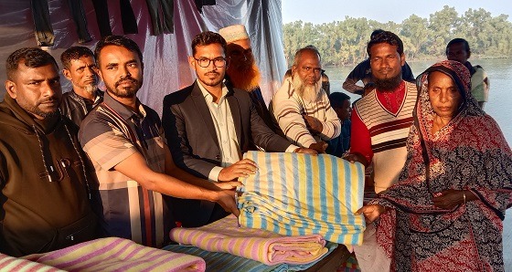 কয়রায় অসহায় মানুষের মাঝে শীত বস্ত্র বিতরন