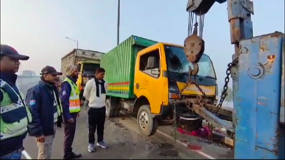 এক্সপ্রেসওয়েতে কভার্ডভ্যান ও প্রাইভেটকার সংঘর্ষে নিহত ১