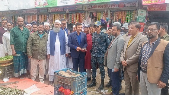 লালমোহনে অবৈধ দোকানপাট উচ্ছেদ অভিযান