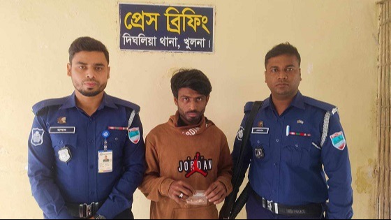 দিঘলিয়ায় এক মাদক ব্যবসায়ী আটক