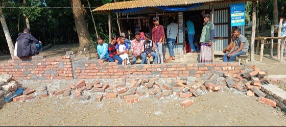 আগৈলঝাড়ায় দুই পাড়ার মধ্যে সংঘর্ষে  ভাংচুর