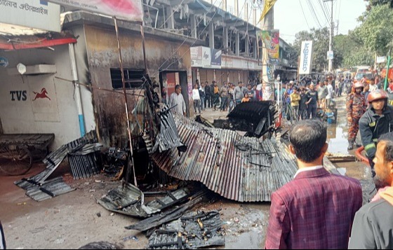 তানোরে দোকান আগুনে পুড়ে ছাঁই