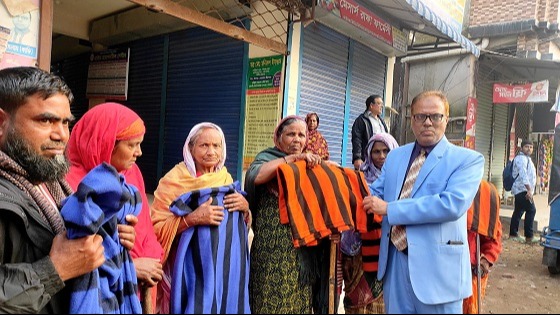 ভাঙ্গুড়ায় বিএনপি নেতার কম্বল বিতরণ