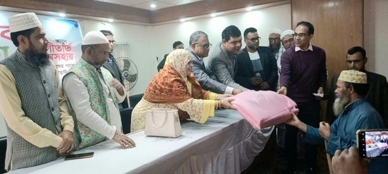 সোনারগাঁয়ে শীতার্তদের কম্বল বিতরণ