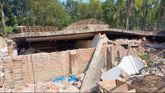 শৈলকুপায় অর্ধশতাধিক বাড়িঘর গুড়িয়ে দিয়েছে প্রতিপক্ষরা