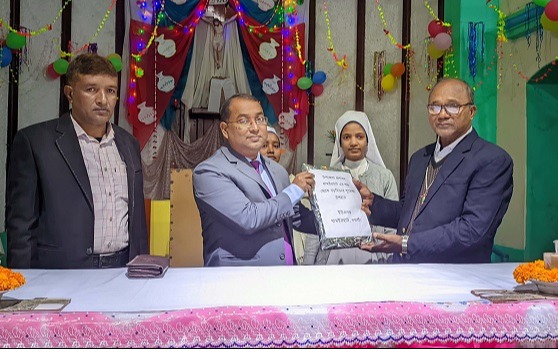 ধামইরহাটে বড়দিন উপলক্ষে উপহার প্রদান করলেন ইউএনও