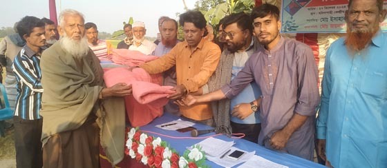 মোহনপুরে জাপা নেতার উদ্যোগে শীতবস্ত্র বিতরণ