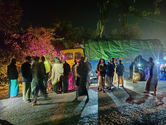 সাঁথিয়ায়  ট্রাকের ধাক্কায় নিহত ৩