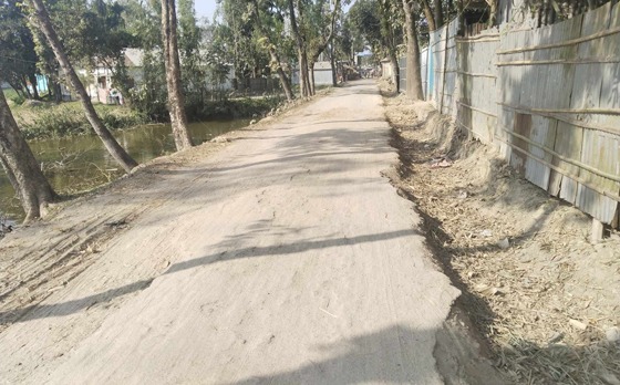 রাজারহাট-আনন্দবাজার সড়কের কাজ বন্ধ, জনদুর্ভোগ চরমে