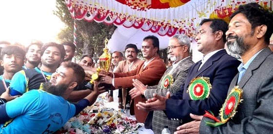 টাঙ্গাইলে পার্ক বাজার ব্যবসায়ী সমিতির প্রীতি ফুটবল ম্যাচ