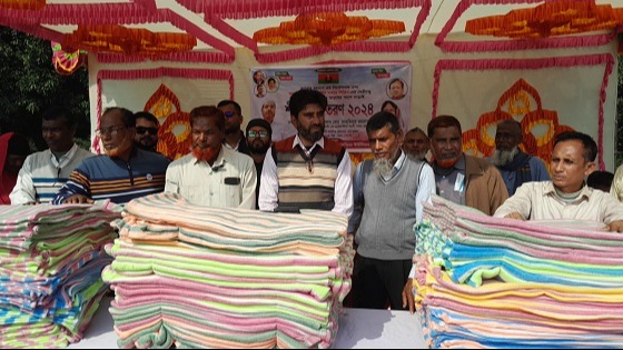 লালপুরে শীতার্তদেও বিএনপির কম্বল বিতরণ