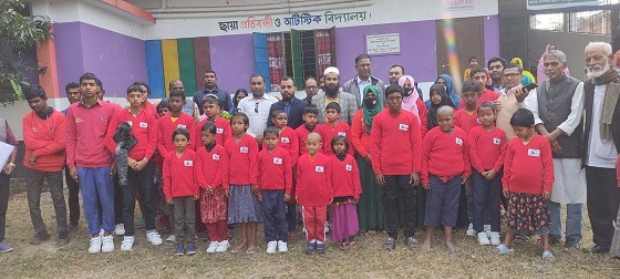 রঙ্গিন সোয়েটার পেয়ে ওঁরা খুশি